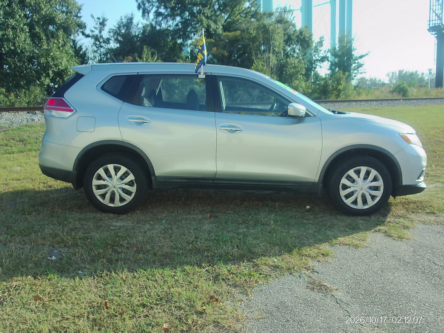 2015 Silver Nissan Rogue S AWD (KNMAT2MV7FP) with an 2.5L L4 DOHC 16V engine, CVT transmission, located at 2553 Airline Blvd, Portsmouth, VA, 23701, (757) 488-8331, 36.813889, -76.357597 - ***VEHICLE TERMS*** Down Payment: $899 Weekly Payment: $115 APR: 23.9% Repayment Terms: 42 Months *** CALL ELIZABETH SMITH - DIRECTOR OF MARKETING @ 757-488-8331 TO SCHEDULE YOUR APPOINTMENT TODAY AND GET PRE-APPROVED RIGHT OVER THE PHONE***- Photo#4